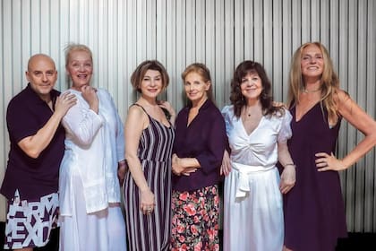 Con José María Muscari y sus compañeras de elenco en Doradas: Judith Gabbani, Carolina Papaleo, Cristina Alberó y Ginette Reynal