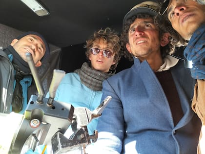 Con Jota Bayona, Tomás Wolf y Enzo Vogrincic en pleno chequeo de escenas.
