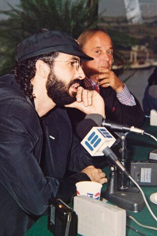 Con Juan Luis Guerra durante una conferencia de prensa en 1992. 