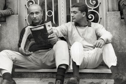 Con Juan Manuel Fangio, su padrino deportivo y un amigo entrañable, analizando opciones de equipo de Fórmula 1