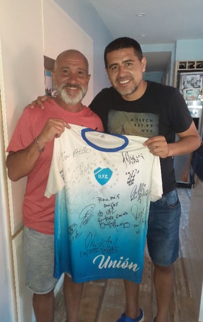 Con Juan Román Riquelme ha compartido picados y también una camiseta firmada de su querido Unión Fútbol Club de Totoras.
