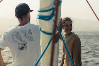 Con Juana Viale, con quien compartío la travesía. "Ella usa su voz para hablar sobre estos temas; le encanta navegar y ya sumó muchas millas, está aprendiendo un montón", dice Yago