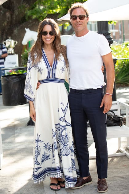 Con kaftán de inspiración marina de Farm Rio, Carolina Ardohain dijo presente junto a su novio, Martín Pepa