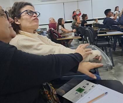 Con Karina, durante una de las clases en la Universidad Nacional de La Plata, en donde estudia Ciencias de la Educación