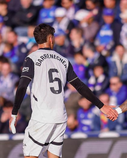 Con la '5' en su espalda, Enzo Barrenechea deslumbra a los hinchas de Valencia, que necesitan resultados