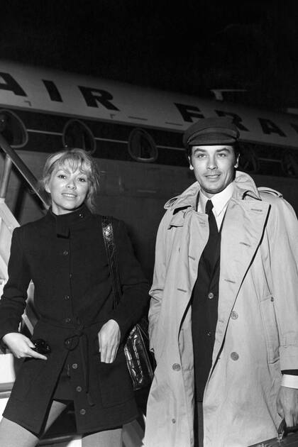 Con la actriz Mireille Darc –después de su muerte, Delon dijo varias veces que había sido su gran amor– en noviembre de 1969, en el aeropuerto de Orly.