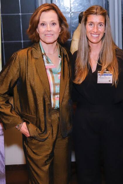 Con la actriz Sigourney Weaver durante una gala en
Nueva York para recaudar fondos para la Fundación Dian
Fossey que protege los gorilas en Ruanda. Waever interpretó a
Fossey en la película Gorilas en la niebla (1988).
