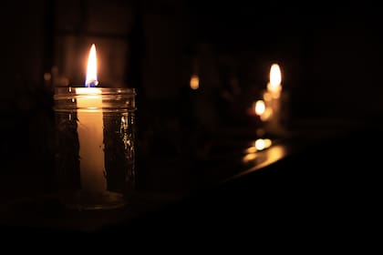 Con la alta demanda de electricidad a partir de la ola de calor, hubo miles de hogares que sufrieron cortes de luz