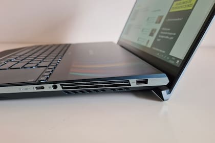 Con la apertura de la pantalla, el equipo se eleva para dar una mejor visibilidad y acceso al display secundario