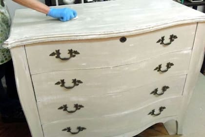 Con la ayuda de pintura es posible renovar un mueble viejo y en desuso