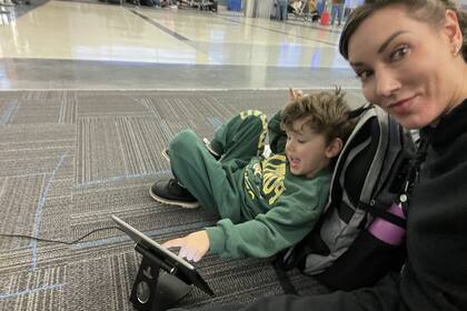 Con la ayuda de una tablet, la pasajera pudo mantener entretenido a su pequeño y soportar las horas de espera
