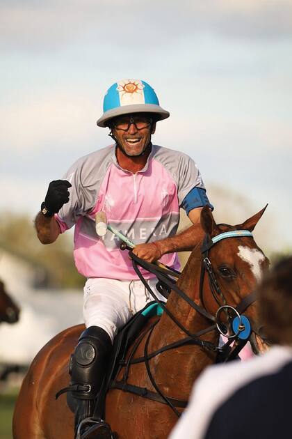 Con la
bandera argentina
en su casco,
Cambiaso saluda al
público.