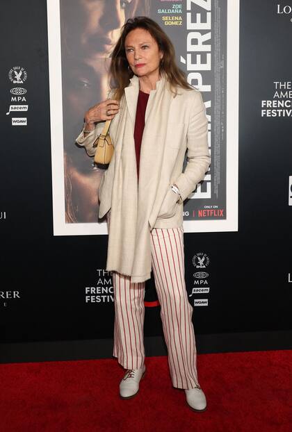 Con la belleza y la elegancia de siempre, la actriz británica Jacqueline Bisset fue una de las celebridades que disfrutaron del estreno de la película Emilia Perez, en la noche inaugural del The American French Film Festival (TAFFF). El film francés, escrito y dirigido por Jacques Audiard, está protagonizado por Karla Sofía Gascón, Adriana Paz, Selena Gomez, Zoe Saldaña y Édgar Ramírez