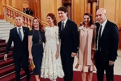 Con la boca llena, salió Macri en la foto con su par canadiense