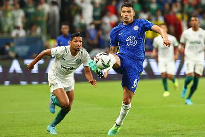 Con la calidad de siempre, Thiago Silva y la pelota; eso sí: suele cometer el mismo error...