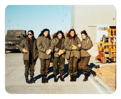 Con la cámara que llevó a Malvinas, Barrera tomó está foto de sus compañeras, Susana Mazza, María Marta Lemme, Norma Etel Navarro, María Cecilia Ricchieri y María Angélica Sendes