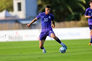 Con la camiseta 10, Valentín Carboni, el argentino más joven del plantel, anotó un gol y dejó una buena imagen en el amistoso con Dominicana en Ezeiza.