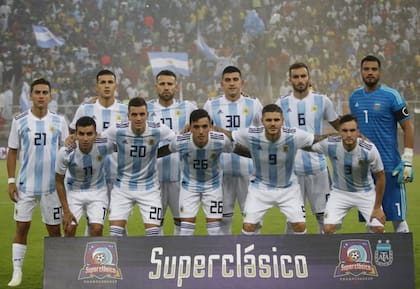 Con la camiseta 30 de la selección argentina, en 2018, antes de un partido ante Brasil: arriba, Dybala, Paredes, Otamendi, Battaglia, Pezzella y Chiquito Romero; abajo, Correa, Lo Celso, Saravia, Icardi y Tagliafico