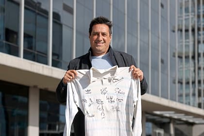 Con la camiseta de Banco Nación y el recuerdo de sus ex compañeros del título de 1989. Una reliquia