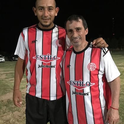 Con la camiseta de Rivadavia de Río Primero para jugar un picado y comer un asado con los amigos de la adolescencia.