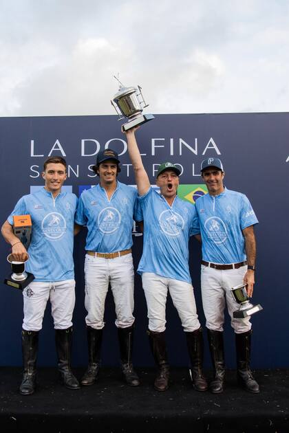 Con la camiseta de Santa Cruz salieron a la cancha Bartolomé Castagnola (la semana pasada cumplió 24 años), Nachi Viana, Michael Klein y Juan Martín Nero.