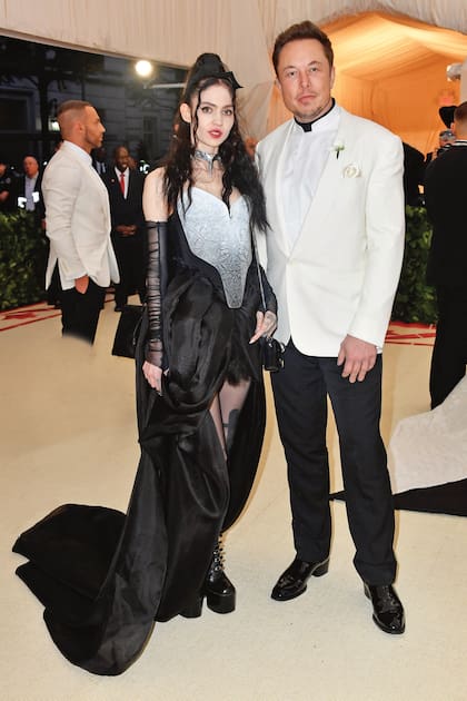 Con la cantante Grimes tuvieron un hijo al que llamaron X Æ A-12,
y una hija, Exa Dark Sideræl. Se separaron a fines del año pasado.