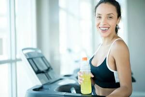 Con la cantidad de opciones para hidratarse que existen en la actualidad, es fácil confundirse con qué es lo que realmente necesitamos