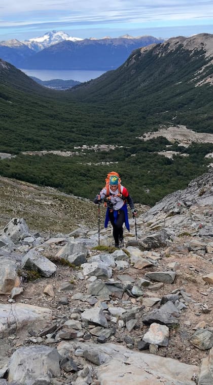 Con la carga del alimento y la ropa para dormir y los cambios de temperatura, Walter Wade asciende en un camino escarpado en el reto de La Misión