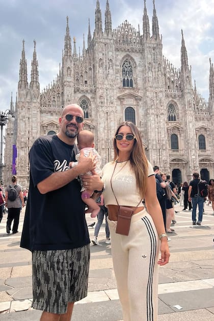con la
Catedral de Milán a
sus espaldas, Juan
Sebastián posa con
su mujer Valentina
y su beba Mila,
de cuatro meses.