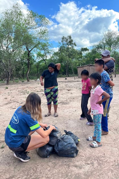 Con la Chata Solidaria llevamos ropa y alimentos casa por casa, no tenemos intermediarios; en esta foto estoy con una familia muy amorosa; los chicos estaban sorprendidos por nuestra llegada