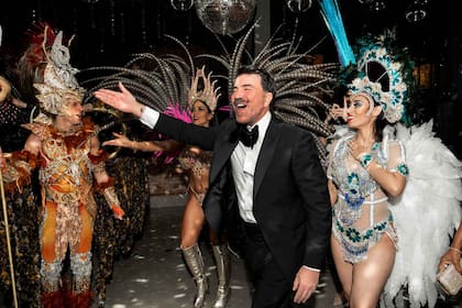 Con la Comparsa Sapucay de Corrientes, un guiño del cumpleañero no solo a la ciudad en la que nació (y vivió hasta los 18 años) sino a la época en que él mismo participó de la misma.