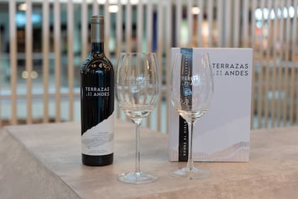 Con la compra de tres botellas de Terrazas de los Andes Origen, te obsequian un set de copas.