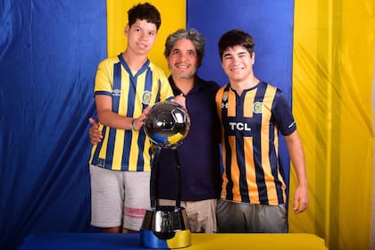 Con la Copa Argentina que ganó Central, el club de sus amores.