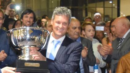 Con la copa en La Plata, donde Javier celebró más de un triunfo