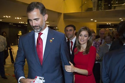 Con la credencial en la mano, Felipe se retira cabizbajo, junto a Letizia
