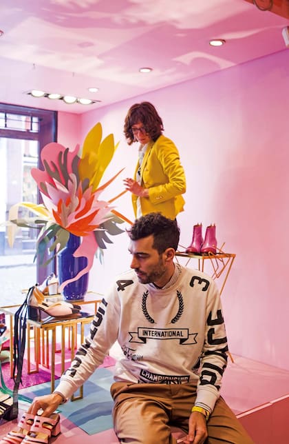 Con la diseñadora Jessica Kessel montando la vidriera de su tienda