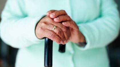 Con la edad, las uñas se vuelven quebradizas y también puede aparecer sequedad