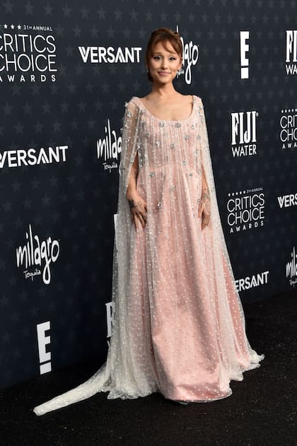 Con la edición número 31 de los Critics’ Choice Awards comenzó la temporada de premios de la industria del entretenimiento y la vidriera más destacada para los diseñadores y los amantes de la moda. Ariana Grande, nominada a mejor actriz de reparto por su trabajo en Wicked: Por siempre, volvió al rosa con un diseño de Alberta Ferretti que se destacó por su voluminosa capa de tul con lunares blancos y sus detalles de pedrería plateada