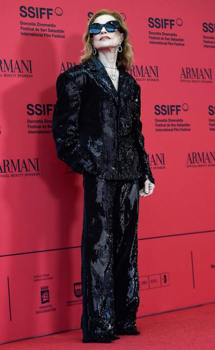 Con la elegancia de siempre, la actriz Isabelle Huppert posó en la alfombra roja del avant premiere de su última película, Yeohaengjaui Pilyo, en el que interpreta a una mujer francesa que experimenta sutiles y grandes cambios en su vida durante su estadía en Corea del Sur