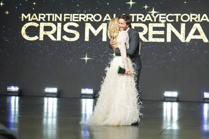 Con la emoción a flor de piel, Cris Morena abraza a su hijo, Tomás Yankelevich.