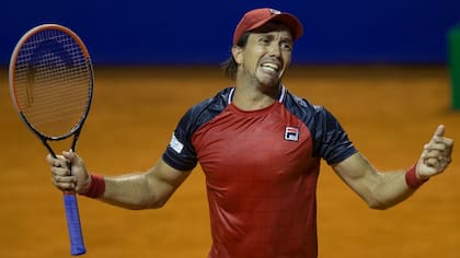 Con la emoción como marca excluyente, Berlocq dejó a un costado a Ferrer y celebró con todos