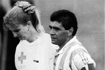 Con la enfermera, rumbo al control antidoping en Estados Unidos 94... la última postal mundialista de Diego Maradona
