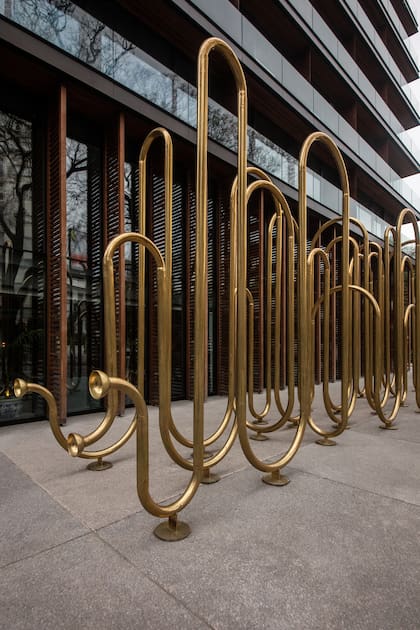 Con la escultura, el espacio público se convierte en la antesala del hotel.