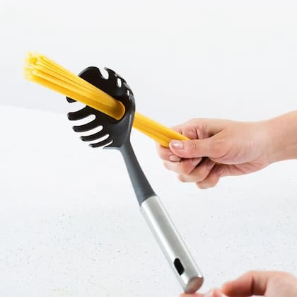 Con la espátula para pasta podés calcular la porción exacta de fideos por persona