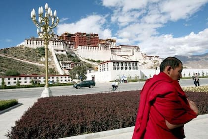 Con la esperanza de acercar a Tíbet al resto de China, Pekín invirtió masivamente en infraestructuras