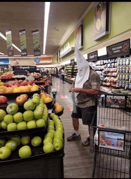 Con la excusa del coronavirus, un hombre uso una capucha del Ku Klux Klan para ir de compras