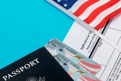 Con la green card se puede vivir y trabajar indefinidamente en el país, pero para tener plenos derechos de ciudadanía, como el voto en elecciones federales, hay que solicitar la ciudadanía