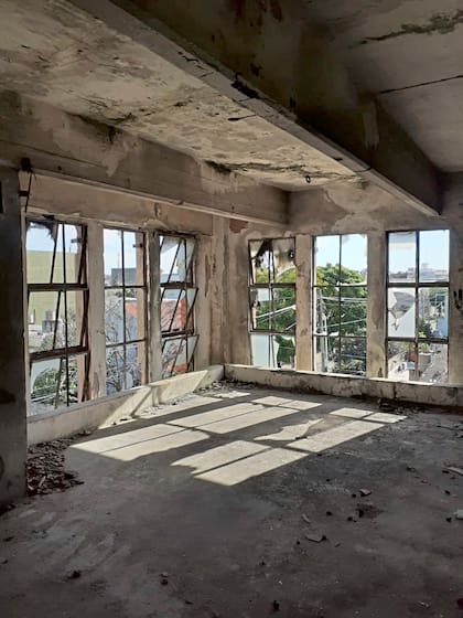 Con la guía de cartoneros que pasaban por el lugar y el dato concreto de un excustodio de la zona, logró entrar a lo que queda del edificio