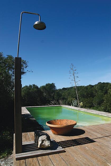 Con la idea de no interferir en el paisaje, se diseño una pileta que tuviera una apariencia de estanque de riego.