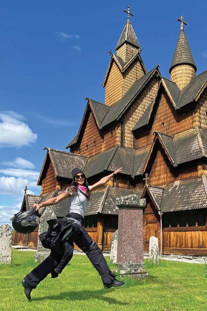 Con la iglesia de Heddal, que data del siglo XIII y está totalmente construida en madera.